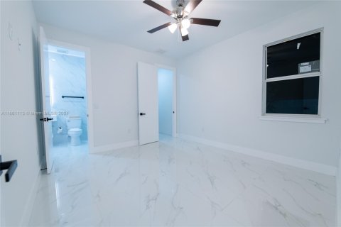 Casa en venta en Cape Coral, Florida, 4 dormitorios, 272.02 m2 № 2022781 - foto 25