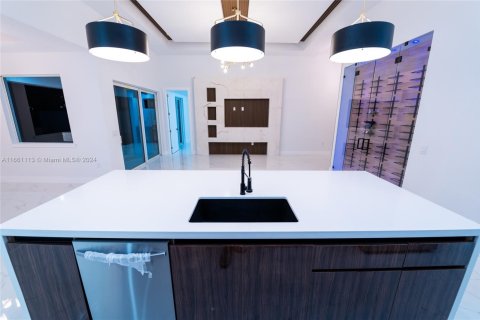 Casa en venta en Cape Coral, Florida, 4 dormitorios, 272.02 m2 № 2022781 - foto 13