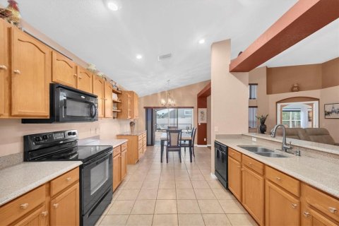House in Lakeland, Florida 4 bedrooms, 191.47 sq.m. № 1909943 - photo 12
