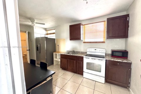Casa en alquiler en Miami, Florida, 3 dormitorios, 106.84 m2 № 2152632 - foto 2