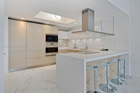 Condo in North Miami Beach, Florida, 2 bedrooms  № 1943054 - photo 2