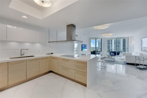 Condo in North Miami Beach, Florida, 2 bedrooms  № 1943054 - photo 3