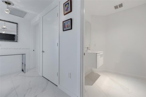 Condo in North Miami Beach, Florida, 2 bedrooms  № 1943054 - photo 8