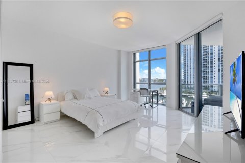 Condo in North Miami Beach, Florida, 2 bedrooms  № 1943054 - photo 4