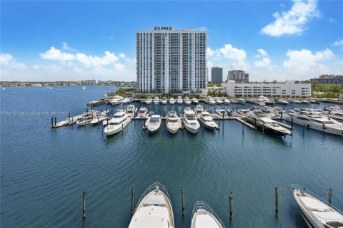 Condo in North Miami Beach, Florida, 2 bedrooms  № 1943054 - photo 19