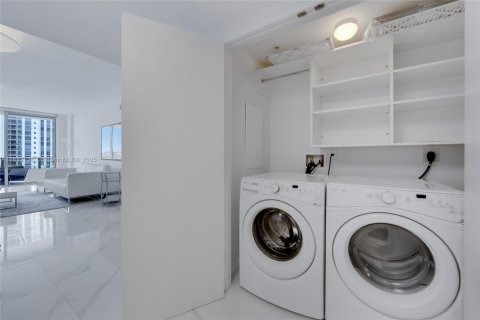 Condo in North Miami Beach, Florida, 2 bedrooms  № 1943054 - photo 18