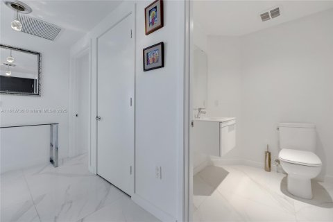 Condo in North Miami Beach, Florida, 2 bedrooms  № 1943054 - photo 7