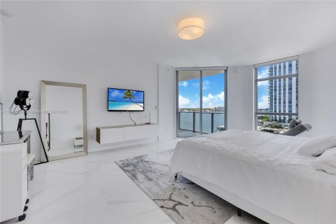 Condo in North Miami Beach, Florida, 2 bedrooms  № 1943054 - photo 16