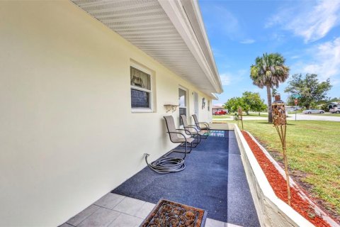 House in Port Charlotte, Florida 2 bedrooms, 139.17 sq.m. № 1823210 - photo 24