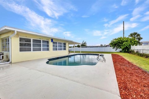House in Port Charlotte, Florida 2 bedrooms, 139.17 sq.m. № 1823210 - photo 26