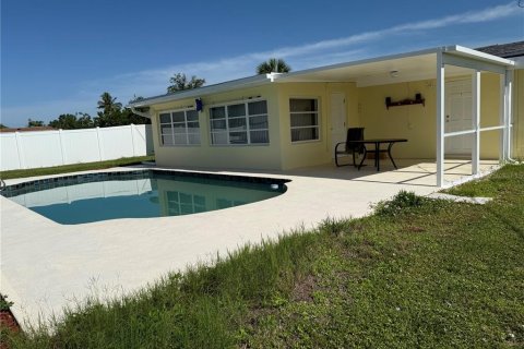House in Port Charlotte, Florida 2 bedrooms, 139.17 sq.m. № 1823210 - photo 4