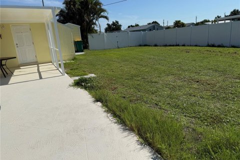 House in Port Charlotte, Florida 2 bedrooms, 139.17 sq.m. № 1823210 - photo 11