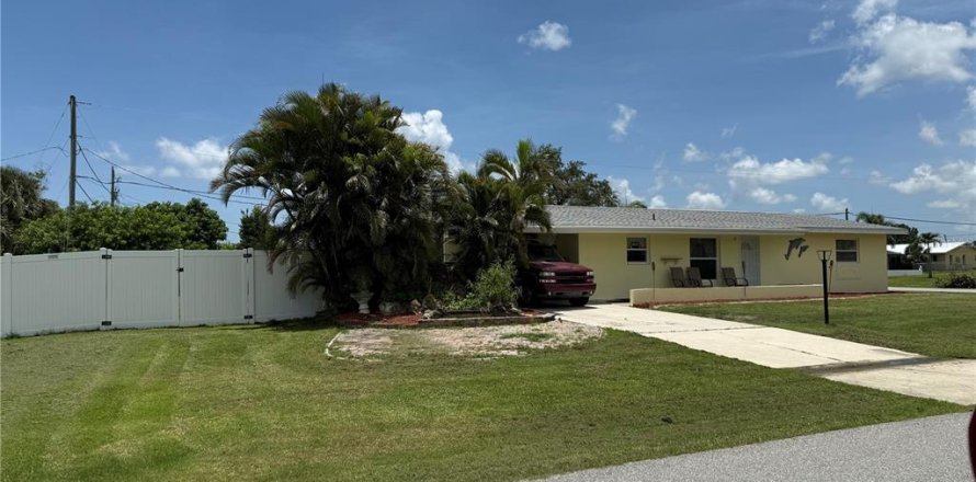 House in Port Charlotte, Florida 2 bedrooms, 139.17 sq.m. № 1823210