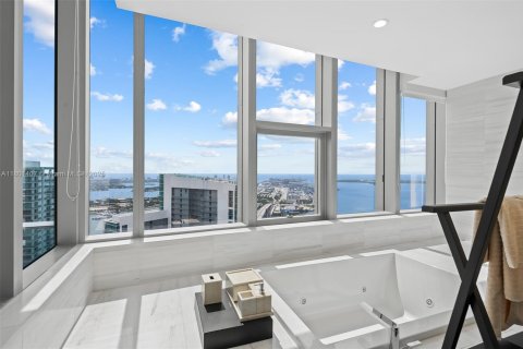 Condominio en venta en Miami, Florida, 5 dormitorios, 605.07 m2 № 1935254 - foto 18