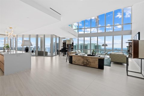 Condominio en venta en Miami, Florida, 5 dormitorios, 605.07 m2 № 1935254 - foto 1