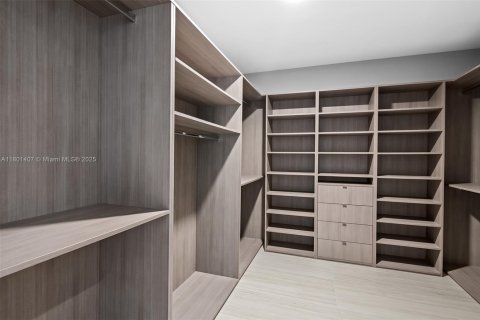 Condominio en venta en Miami, Florida, 5 dormitorios, 605.07 m2 № 1935254 - foto 19