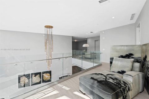 Condominio en venta en Miami, Florida, 5 dormitorios, 605.07 m2 № 1935254 - foto 9