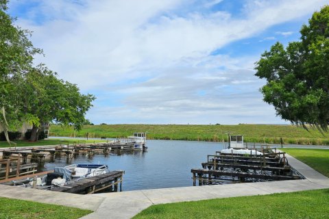 Condominio en Okeechobee, Florida, 2 dormitorios  № 2077611