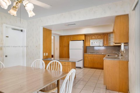 House in Miami, Florida 4 bedrooms, 181.35 sq.m. № 1804475 - photo 7
