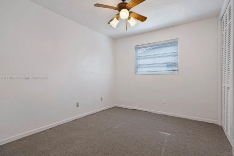 House in Miami, Florida 4 bedrooms, 181.35 sq.m. № 1804475 - photo 13