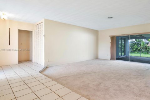 House in Miami, Florida 4 bedrooms, 181.35 sq.m. № 1804475 - photo 3