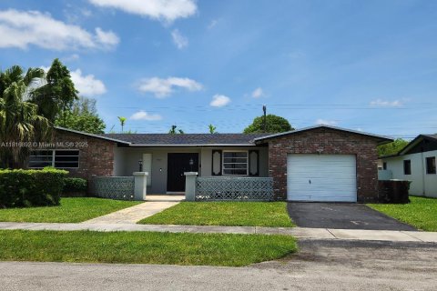 House in Miami, Florida 4 bedrooms, 181.35 sq.m. № 1804475 - photo 1