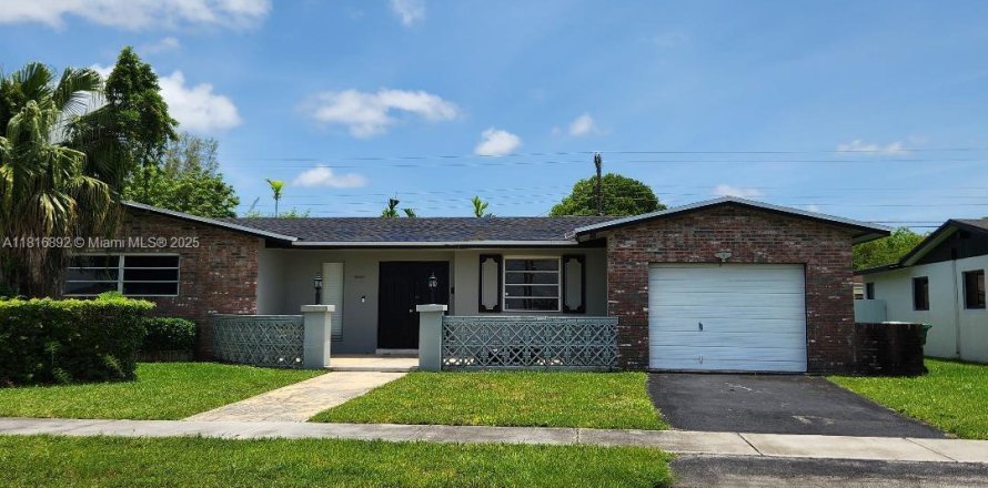 House in Miami, Florida 4 bedrooms, 181.35 sq.m. № 1804475