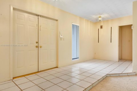 House in Miami, Florida 4 bedrooms, 181.35 sq.m. № 1804475 - photo 2