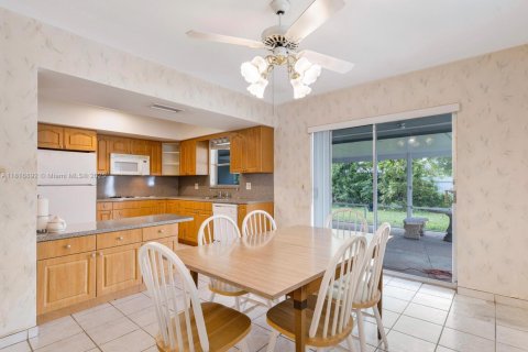 House in Miami, Florida 4 bedrooms, 181.35 sq.m. № 1804475 - photo 6