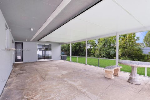 House in Miami, Florida 4 bedrooms, 181.35 sq.m. № 1804475 - photo 18