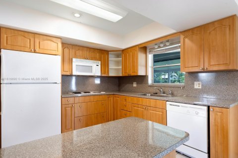 House in Miami, Florida 4 bedrooms, 181.35 sq.m. № 1804475 - photo 8