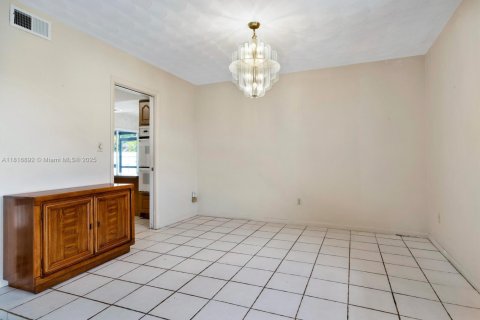 House in Miami, Florida 4 bedrooms, 181.35 sq.m. № 1804475 - photo 5