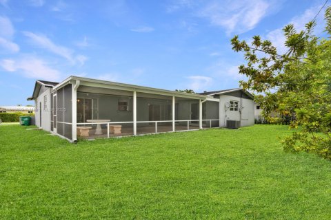 House in Miami, Florida 4 bedrooms, 181.35 sq.m. № 1804475 - photo 19