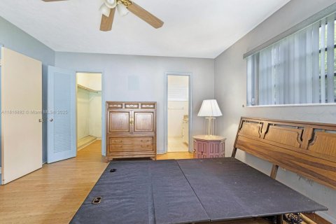 House in Miami, Florida 4 bedrooms, 181.35 sq.m. № 1804475 - photo 11