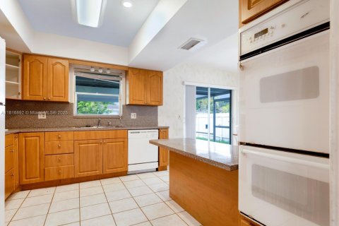 House in Miami, Florida 4 bedrooms, 181.35 sq.m. № 1804475 - photo 9