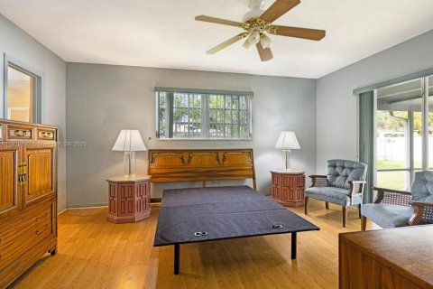 House in Miami, Florida 4 bedrooms, 181.35 sq.m. № 1804475 - photo 10