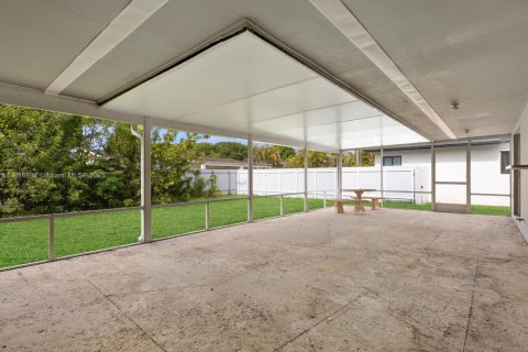 House in Miami, Florida 4 bedrooms, 181.35 sq.m. № 1804475 - photo 17