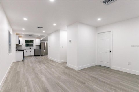House in Orlando, Florida 2 bedrooms, 80.27 sq.m. № 2091891 - photo 5