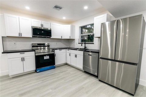House in Orlando, Florida 2 bedrooms, 80.27 sq.m. № 2091891 - photo 4