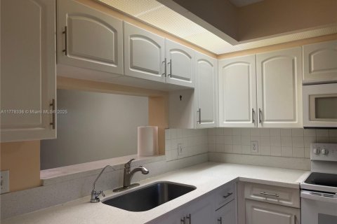 Copropriété à vendre à Pembroke Pines, Floride: 2 chambres, 112.13 m2 № 1978428 - photo 10