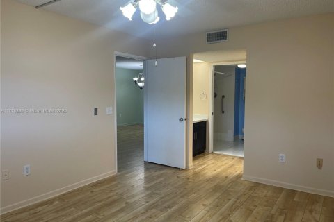 Copropriété à vendre à Pembroke Pines, Floride: 2 chambres, 112.13 m2 № 1978428 - photo 14