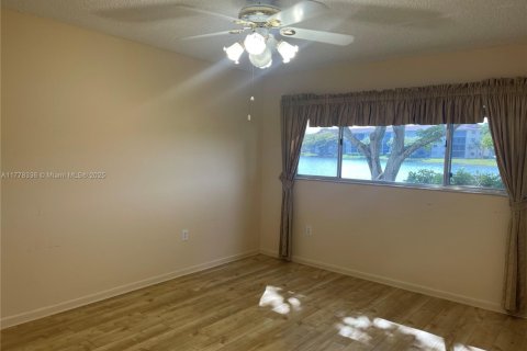 Copropriété à vendre à Pembroke Pines, Floride: 2 chambres, 112.13 m2 № 1978428 - photo 12