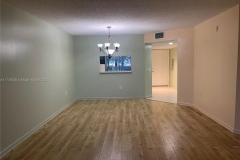 Copropriété à vendre à Pembroke Pines, Floride: 2 chambres, 112.13 m2 № 1978428 - photo 3