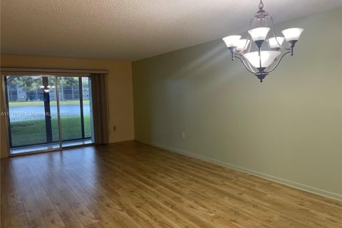 Copropriété à vendre à Pembroke Pines, Floride: 2 chambres, 112.13 m2 № 1978428 - photo 2