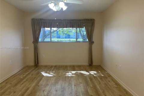 Copropriété à vendre à Pembroke Pines, Floride: 2 chambres, 112.13 m2 № 1978428 - photo 11