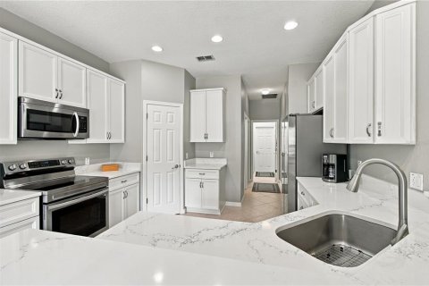 Villa ou maison à vendre à Poinciana, Floride: 2 chambres, 136.29 m2 № 2400171 - photo 10