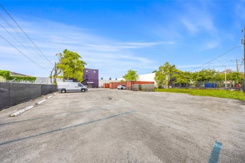 Commercial property in Miami, Florida № 1179714