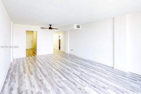 Снять в аренду кондоминиум в Норт-Майами-Бич, Флорида 1 спальня, 80.36м2, № 1989544 - фото 7