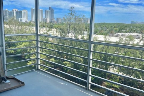 Снять в аренду кондоминиум в Норт-Майами-Бич, Флорида 1 спальня, 80.36м2, № 1989544 - фото 12