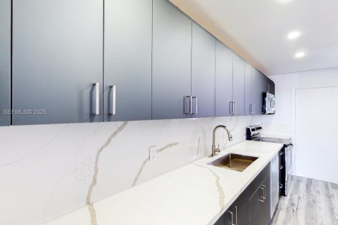 Снять в аренду кондоминиум в Норт-Майами-Бич, Флорида 1 спальня, 80.36м2, № 1989544 - фото 3